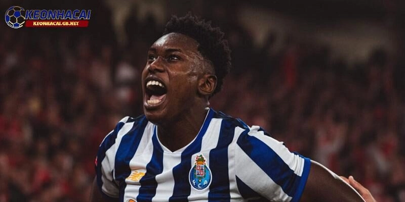 Samu Aghehowa là mục tiêu của nhiều ông lớn tại Premier League